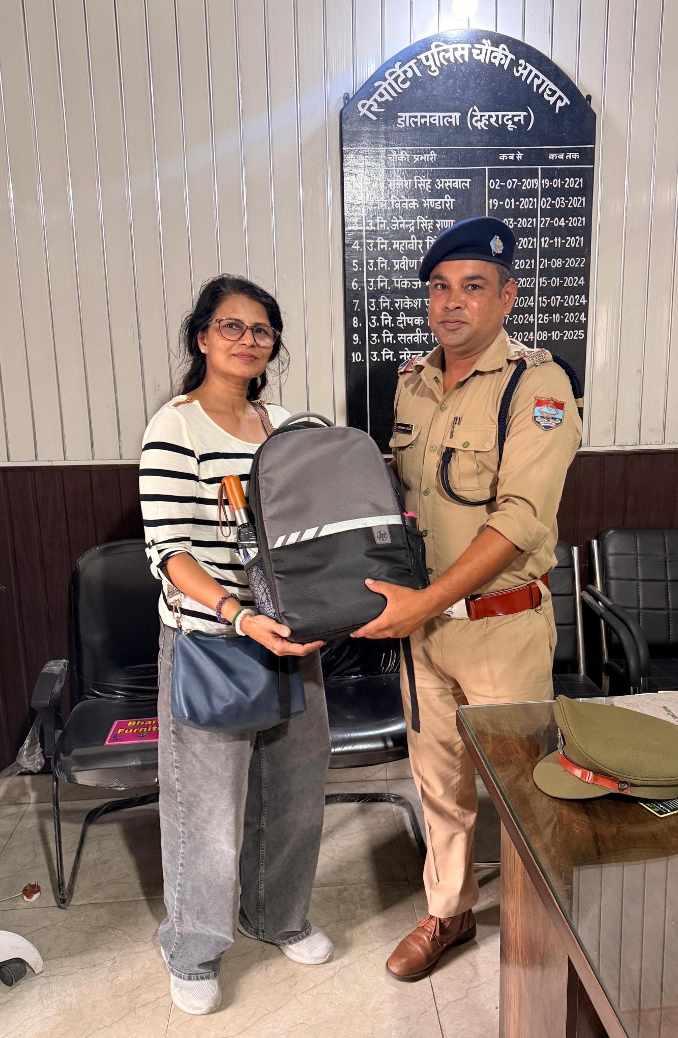 ऑटो में छूटा महिला का लैपटॉप व जरूरी कागज़ पुलिस ने ढूंढ महिला को किये सुपुर्द