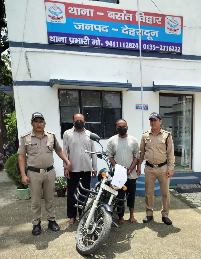 बाइक पर चाबी लगी देख उड़ाई बाइक, 2 गिरफ्तार