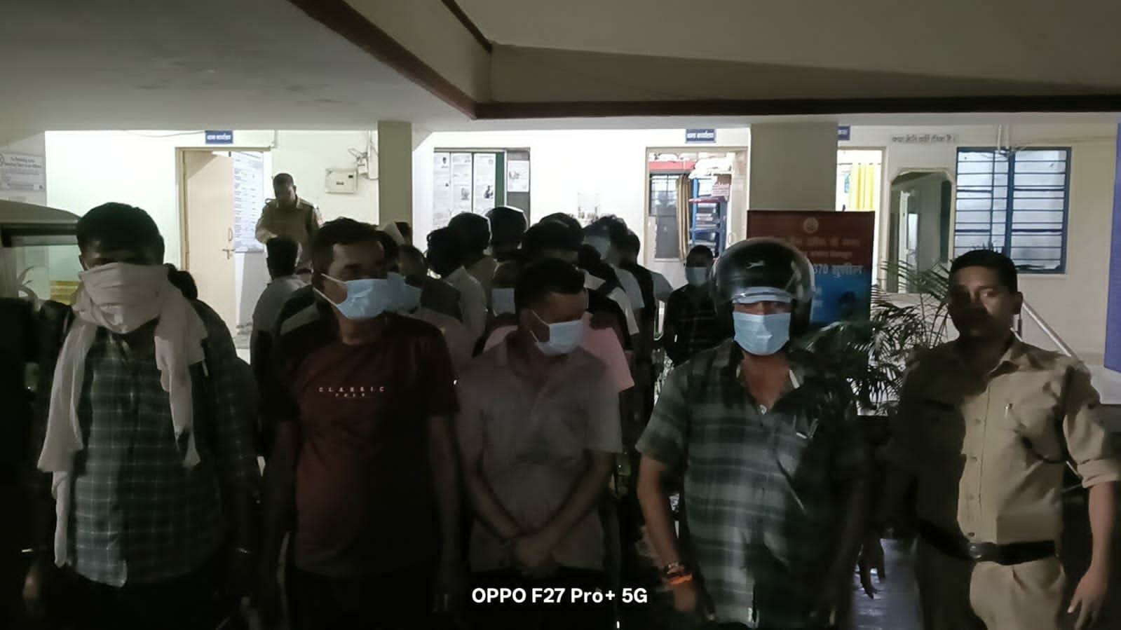 खुलेआम सड़को पर जाम छलकाते 30 शराबी पकड़े