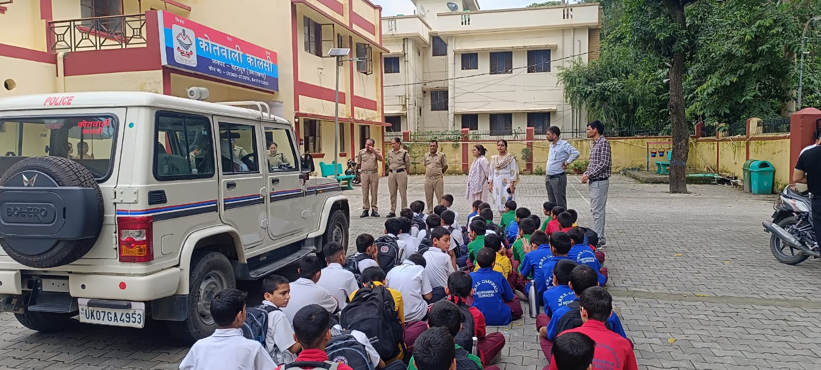 दून पुलिस ने चलाई जागरूकता की पाठशाला