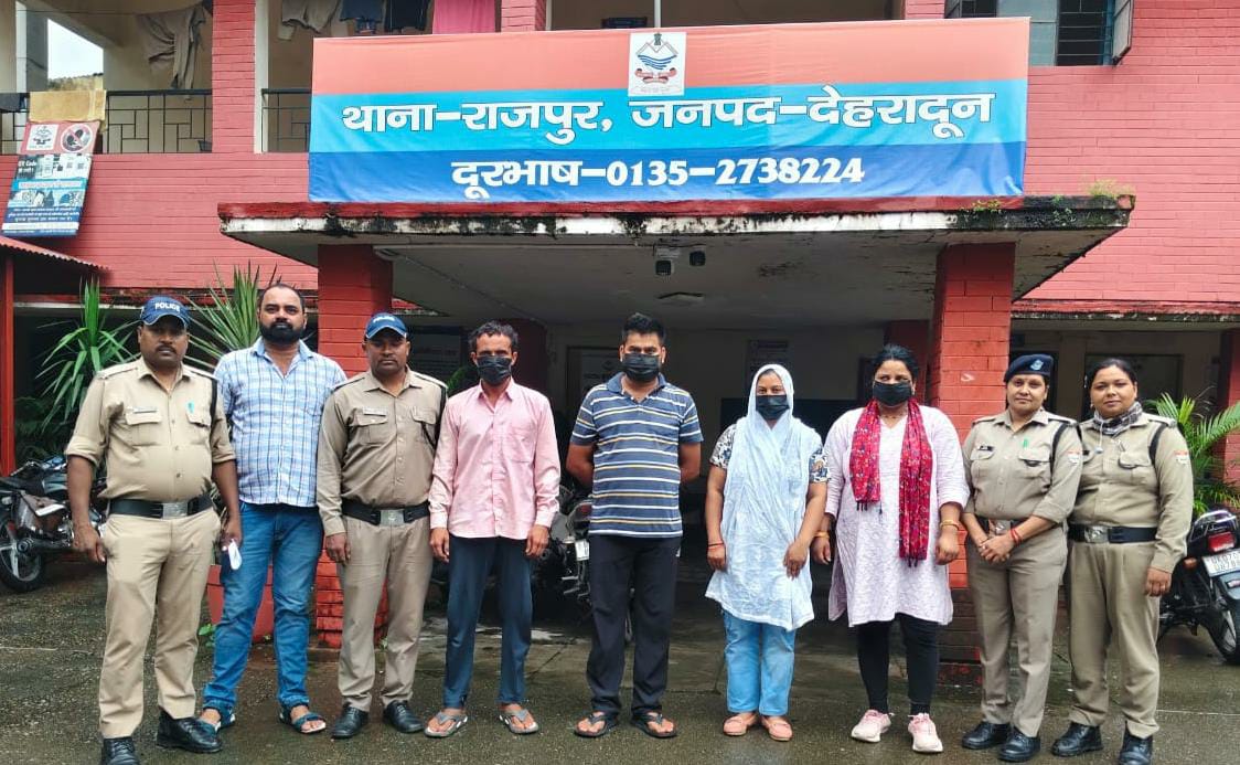 कलयुगी माँ ने किया अपनी नाबालिक बेटी का डेढ़ लाख में सौदा तय, 4 गिरफ्तार