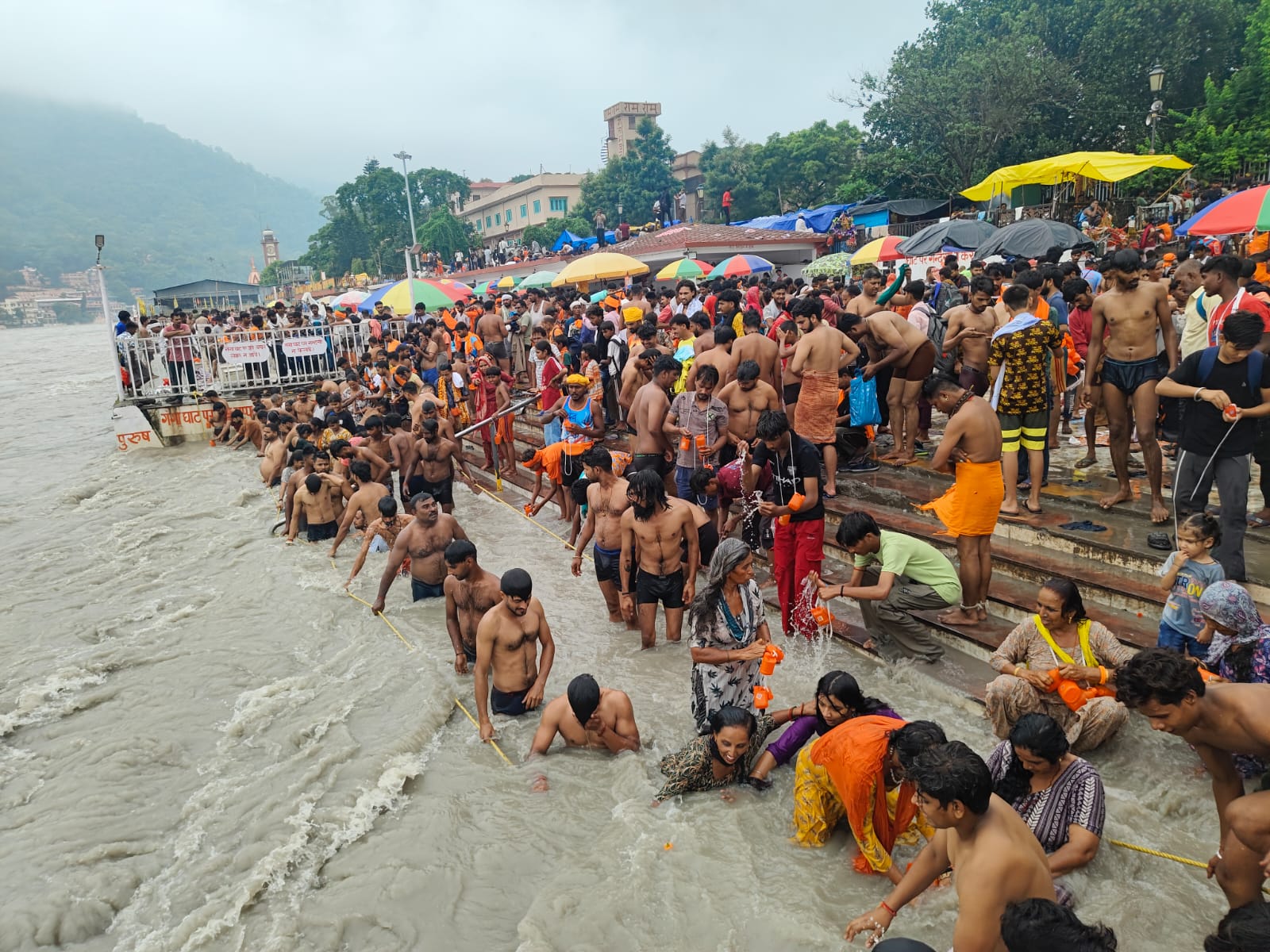 नीलकंठ धाम में उमड़ा आस्था का सैलाब, 10.40 लाख श्रद्धालुओं ने किए जलाभिषेक