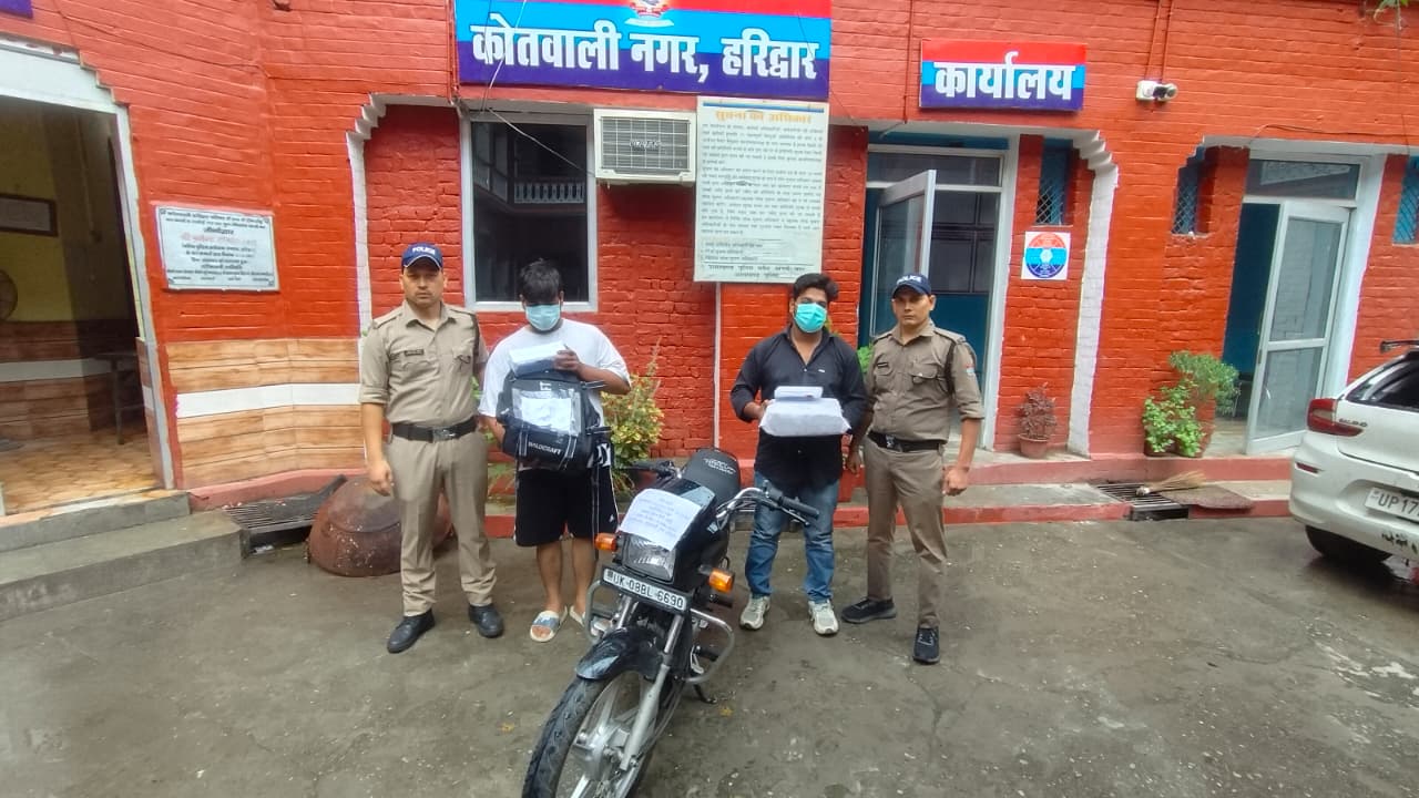 पुलिस के डर के कारण बाइक से रफूचक्कर होने जा रहे 02 नशा तस्करों को पुलिस ने दबोचा