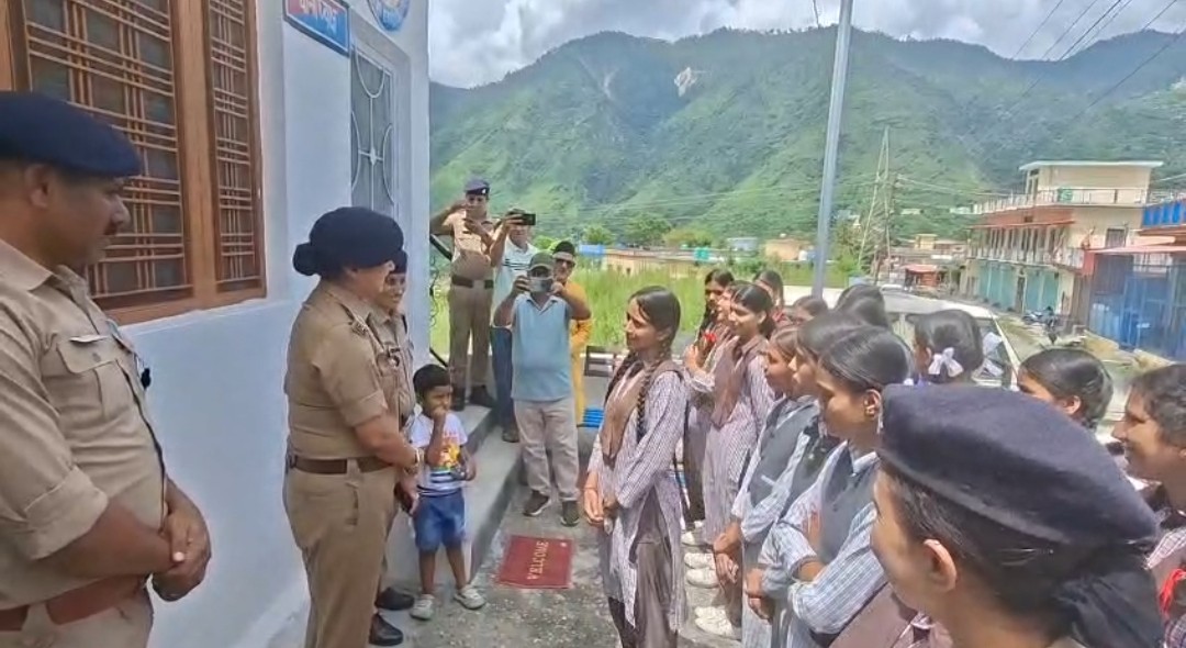 थाना छाम के निरीक्षण पर पहुँची कप्तान श्वेता, छात्राओं ने कप्तान से मिलकर जताया गौरा टीम का आभार
