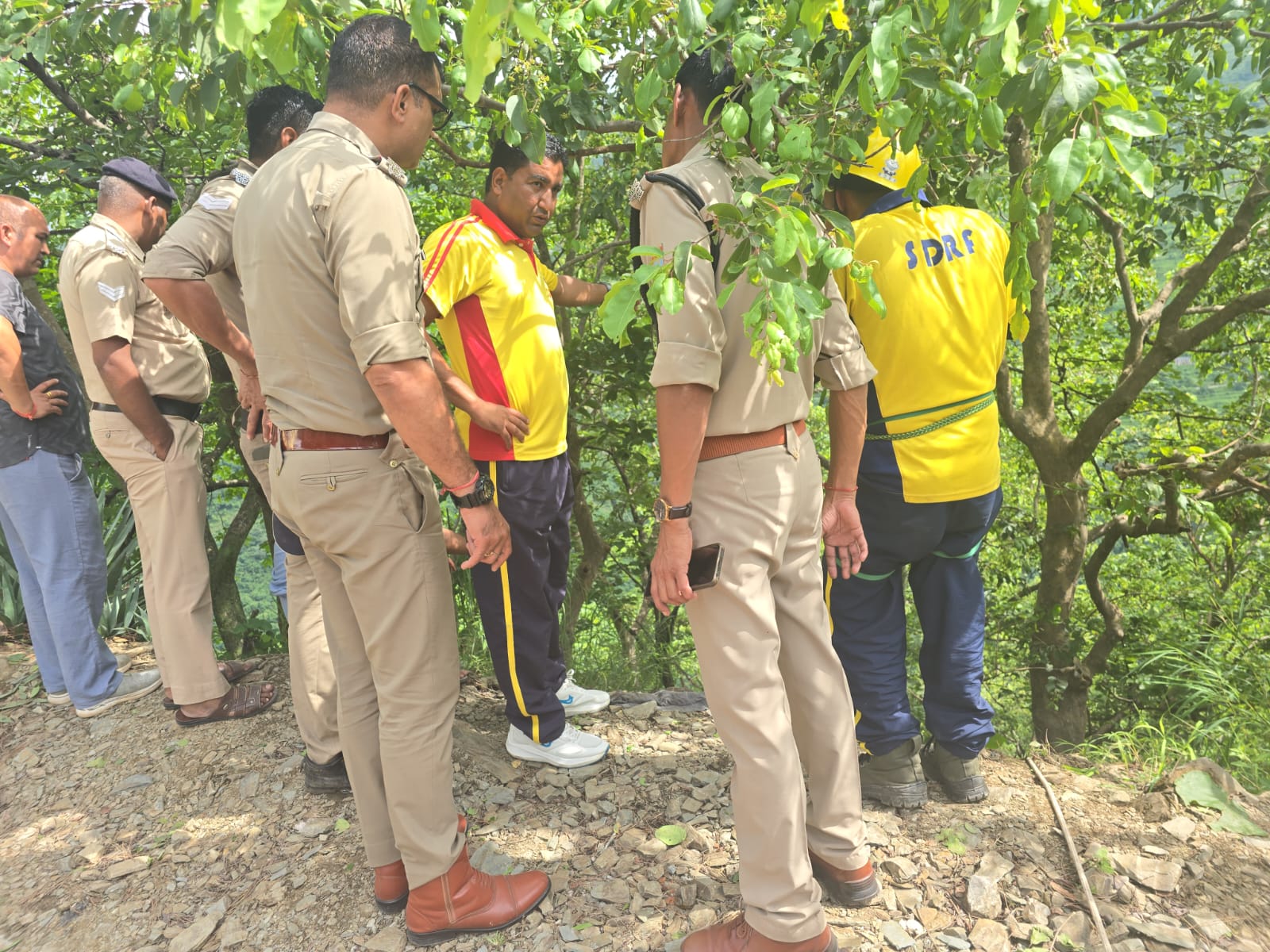 *पौड़ी-देवप्रयाग मार्ग पर भीषण हादसा: 250 मीटर गहरी खाई में गिरी बोलेरो, एक ही परिवार के 5 लोगों की मौत