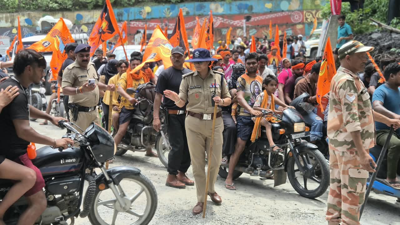 कांवड़ियों की बढ़ती भीड़ के बीच सड़क पर उतरीं टिहरी की कप्तान, एसएसपी ने खुद संभाली यातायात व्यवस्था*