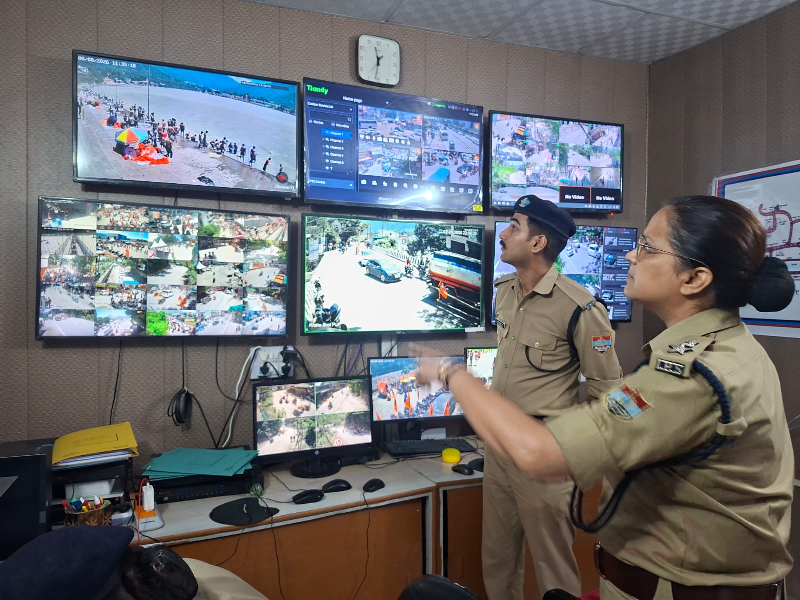 कप्तान श्वेता पहुँची कंट्रोल रूम, सीसीटीवी, ड्रोन मॉनिटरिंग का लिया जायज़ा