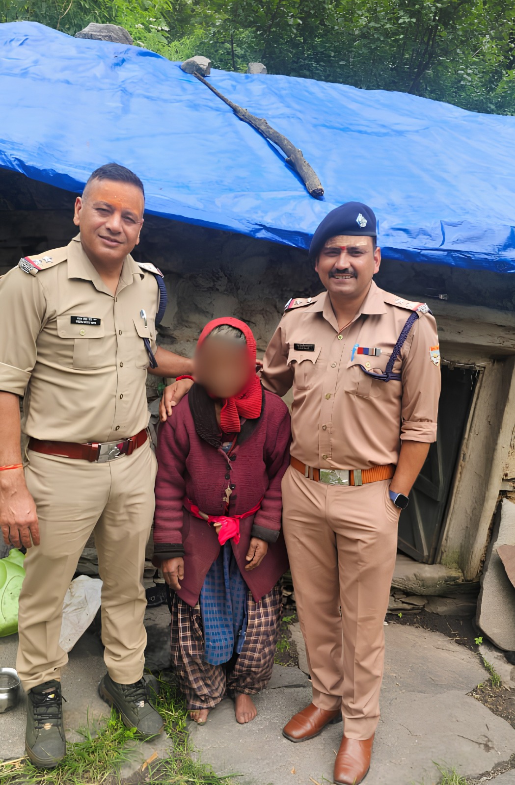 जब गांव हुआ वीरान, तब बुजुर्ग भाई-बहन के लिए सहारा बनी चमोली पुलिस
