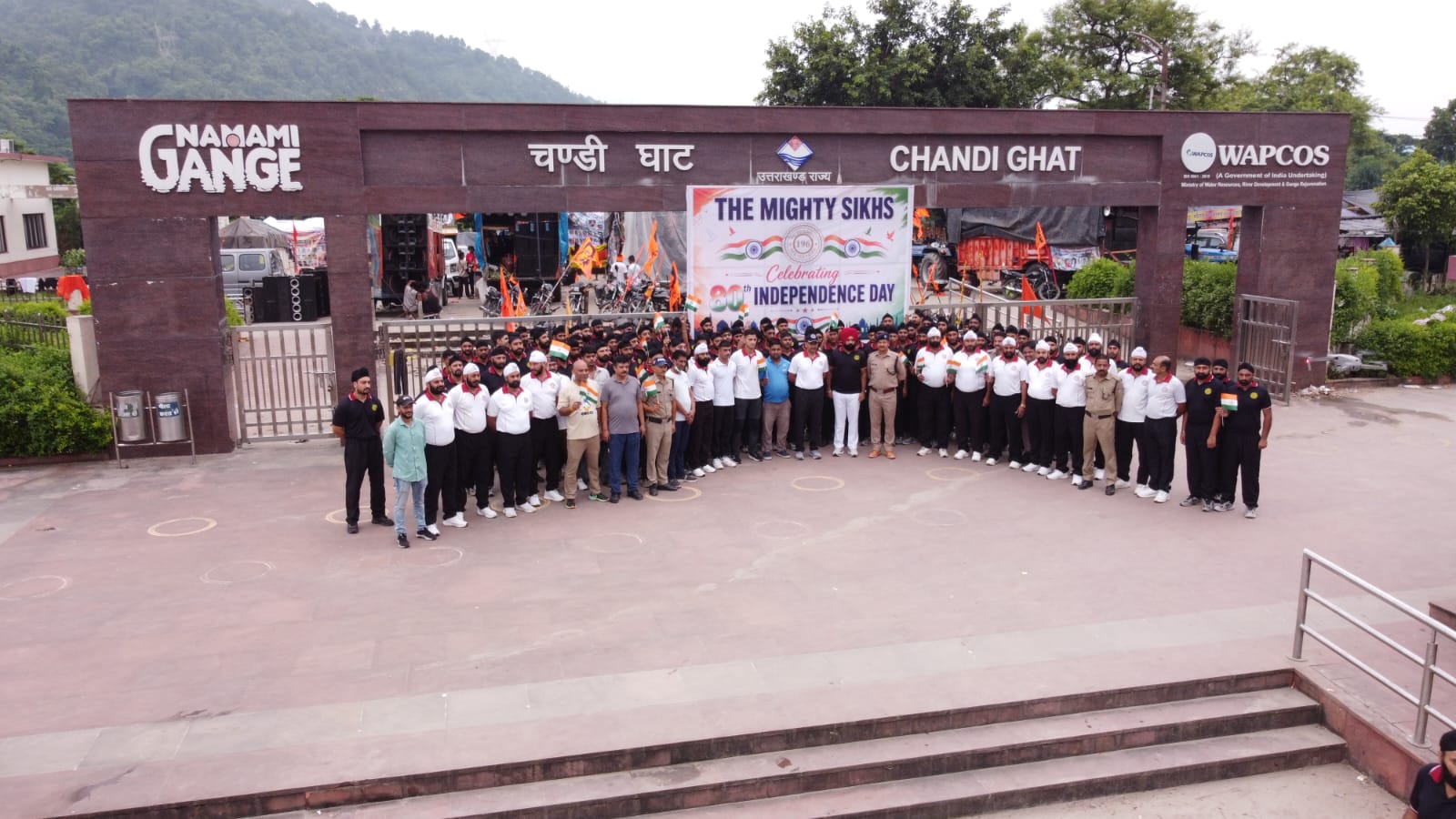 *नमामि गंगे घाट पर पुलिस-सेना ने चलाया स्वच्छता अभियान, 6 टन कचरा किया एकत्रित*