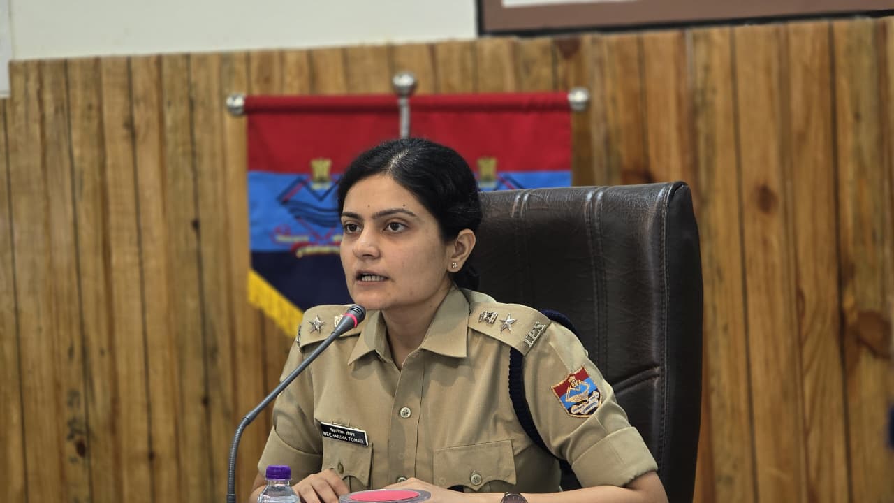 रुद्रप्रयाग में मासिक अपराध समीक्षा बैठक आयोजित, 27 पुलिसकर्मी सम्मानित*