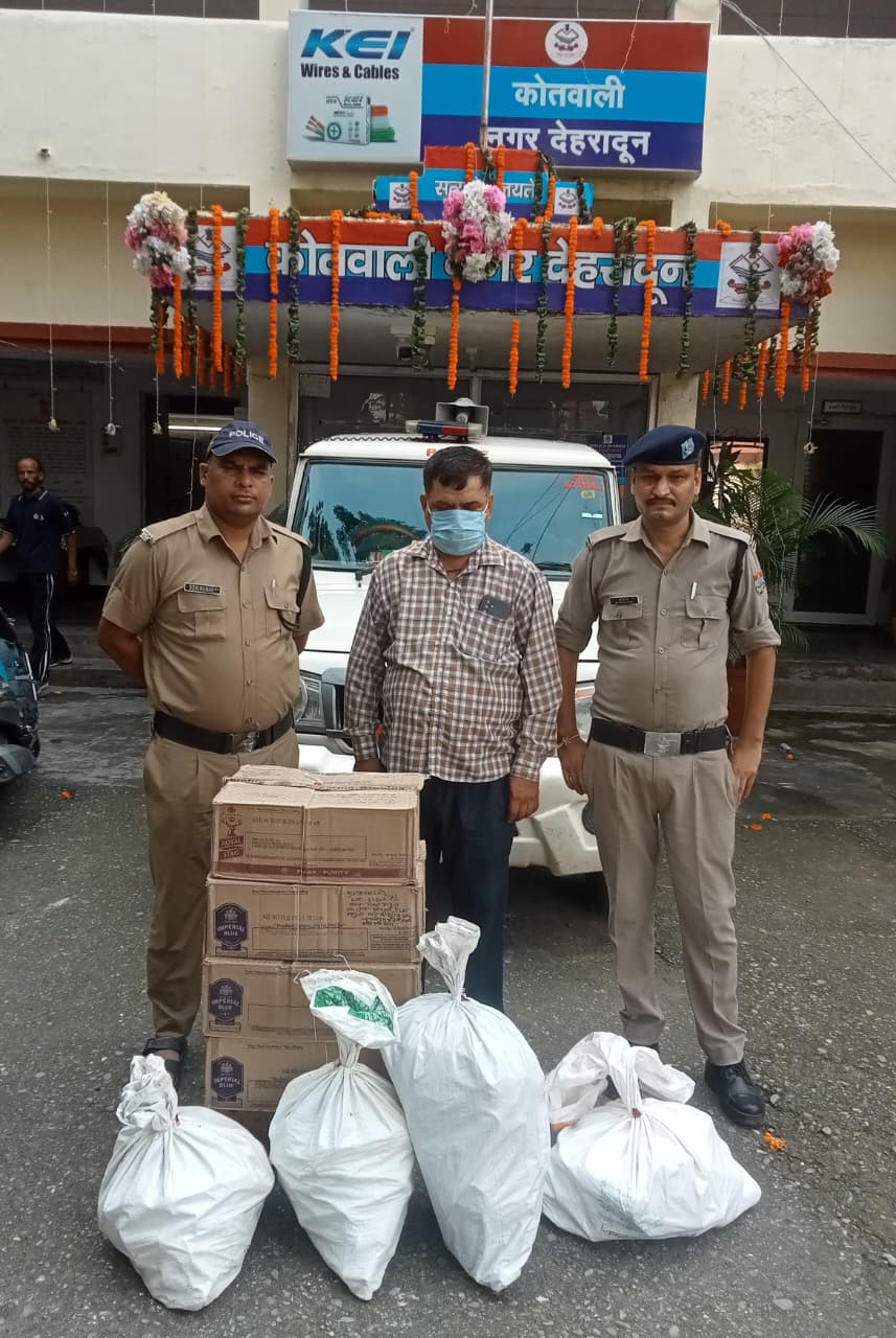 8 पेटी अंग्रेजी शराब संग 1 तस्कर गिरफ्तार