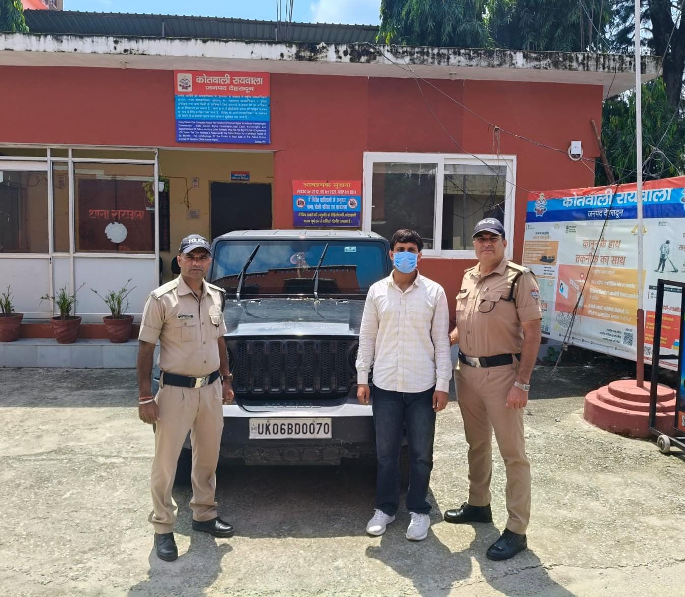बस के आगे पीछे गाड़ी चलाने पर टोकने पर गुस्साए थार चालक ने बस ड्राइवर पर चढ़ाई गाड़ी, गिरफ्तार