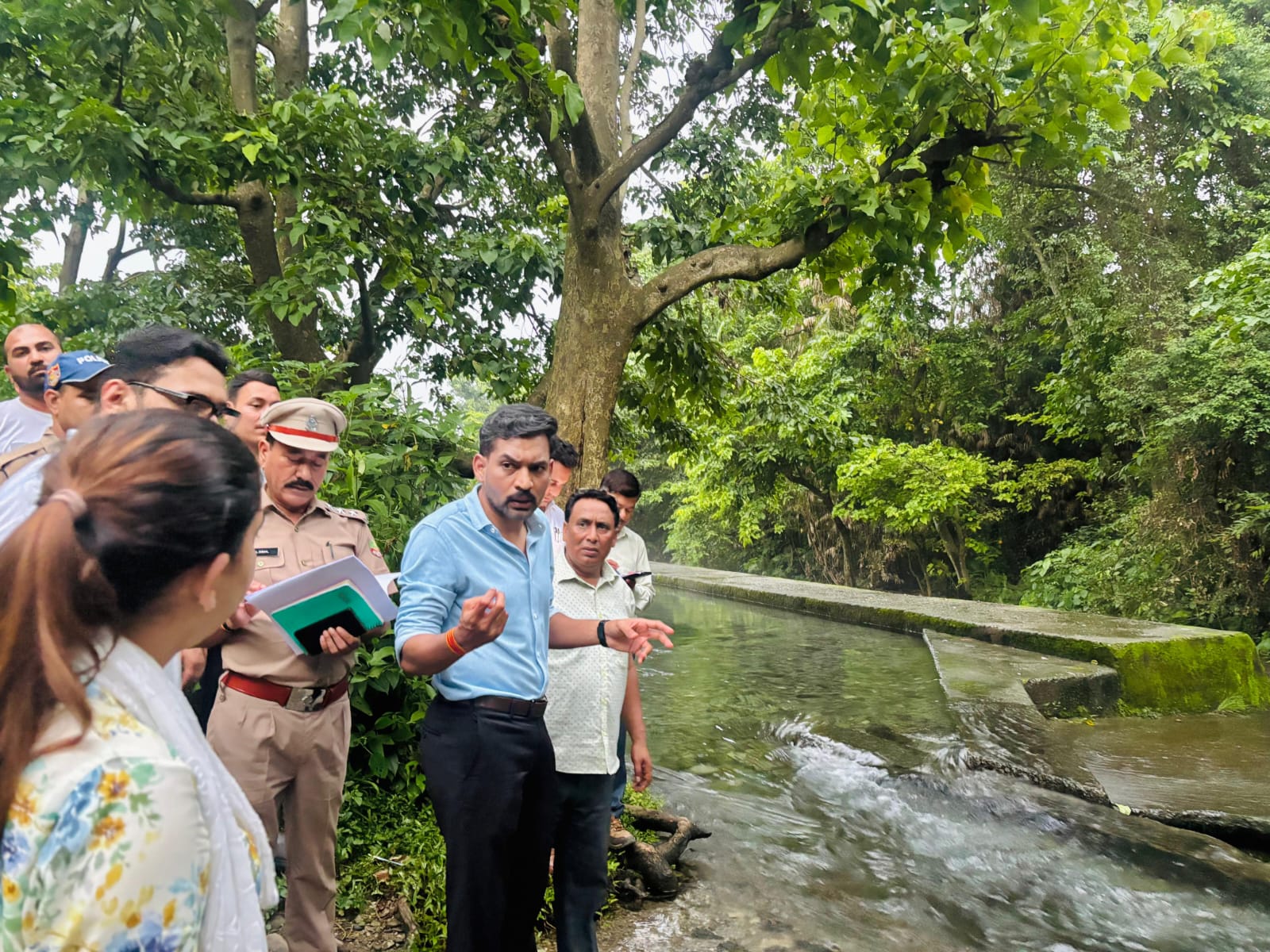 नहर की सफाई में लापरवाही पर सिंचाई विभाग से डीएम ने स्पष्टीकरण किया तलब