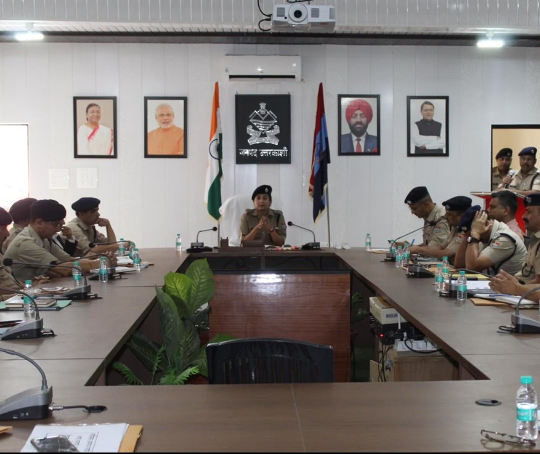 कप्तान उत्तरकाशी ने ली मासिक अपराध बैठक,63 पुलिस कर्मियों को किया सम्मानित