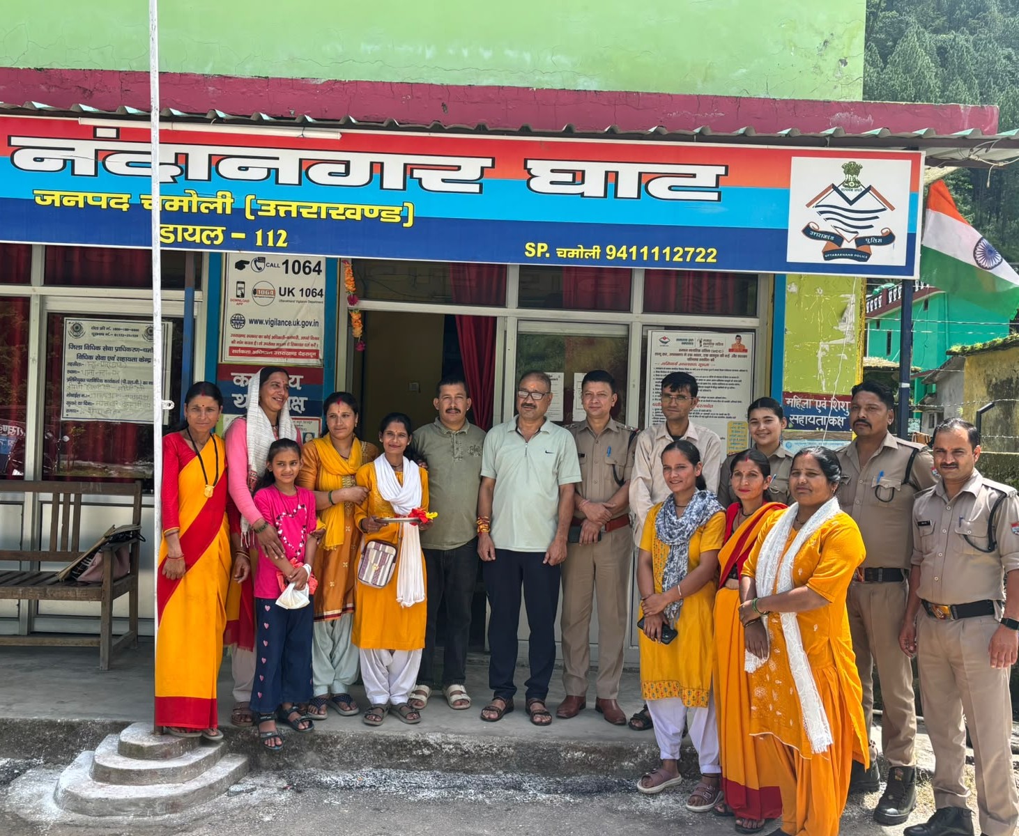 रक्षाबंधन से पहले पुलिस जवानों के साथ मनाया भाई-बहन के स्नेह का पर्व