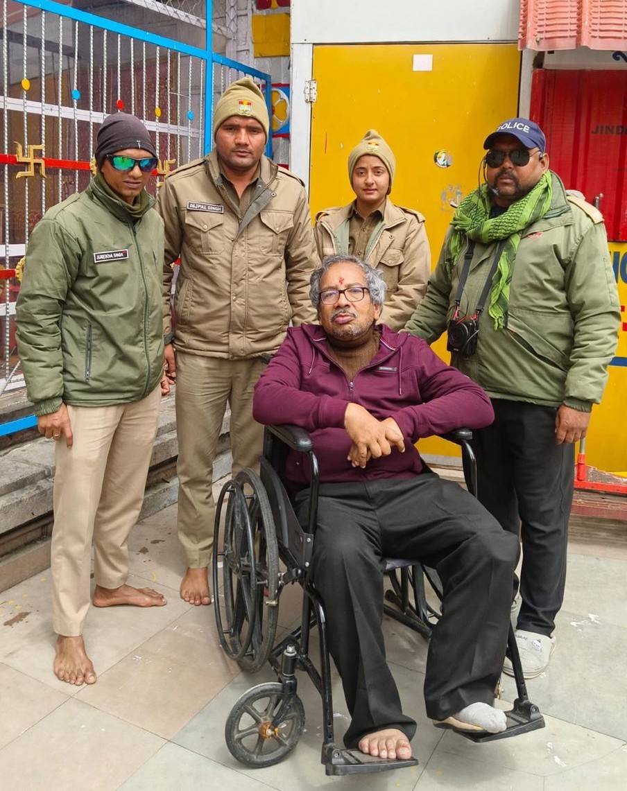 बद्रीनाथ धाम में पुलिस की मानवीय पहल, बुजुर्ग श्रद्धालुओं को कराया भगवान बद्री विशाल का दर्शन
