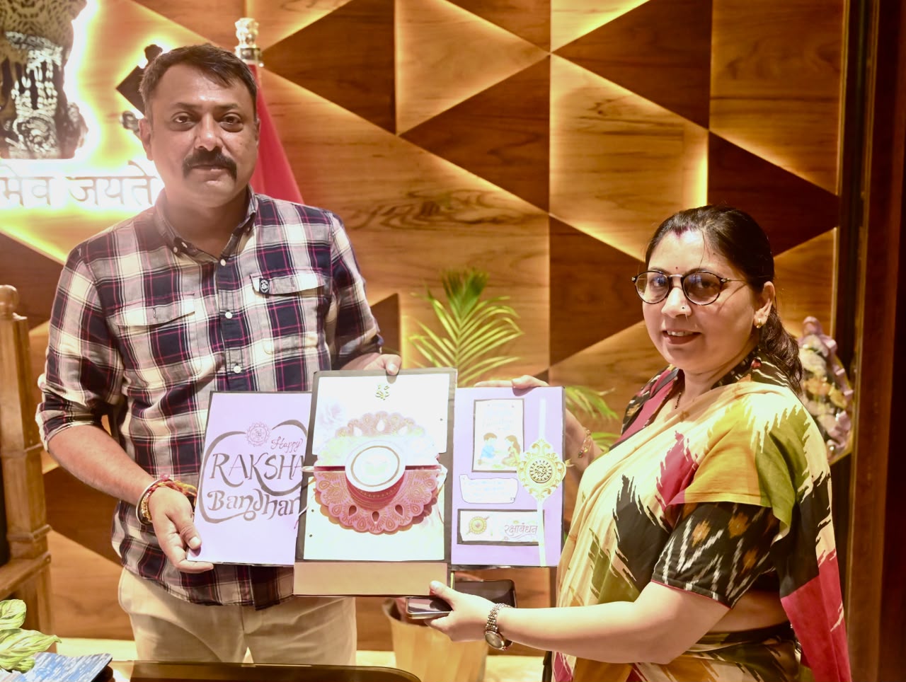 नन्हीं छात्राओं ने एसएसपी नवनीत सिंह को बांधा रक्षासूत्र, कप्तान ने दिया सुरक्षा का भरोसा*
