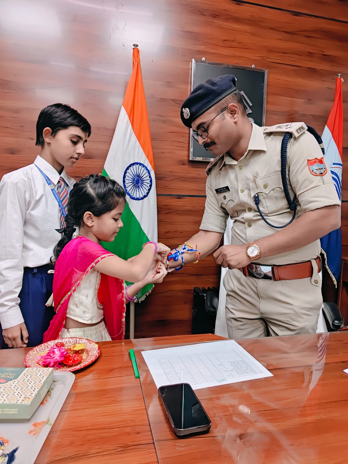 नन्हे हाथों ने बांधी राखी, पुलिस परिवार से जुड़ी स्नेह और विश्वास की डोर