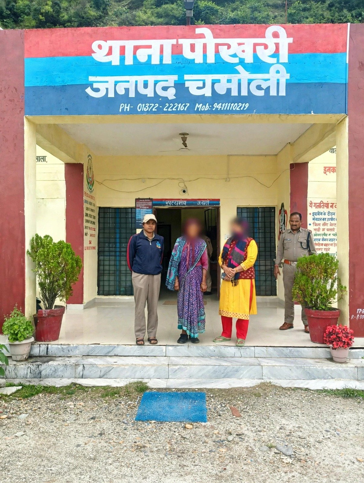 रात में अकेली भटक रही बुजुर्ग महिला को पोखरी पुलिस ने दिया सहारा, परिजनों से मिलाया