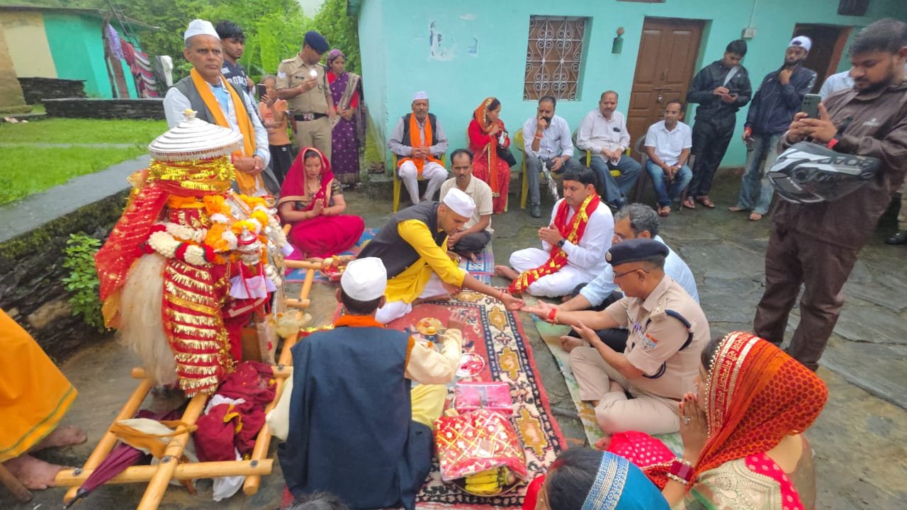 मां नन्दा के दरबार में पहुंचे डीएम-एसपी, यात्रा व्यवस्थाओं का लिया जायजा