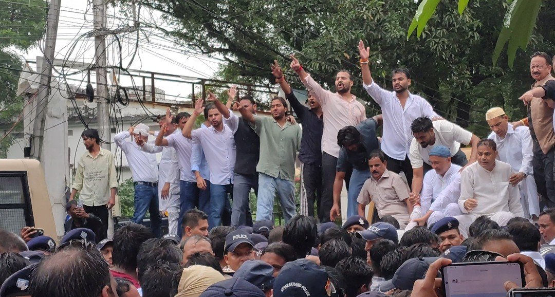 देहरादून में कांग्रेस का हल्लाबोल, मुख्यमंत्री आवास कूच के लिए सड़कों पर उतरे कार्यकर्ता*