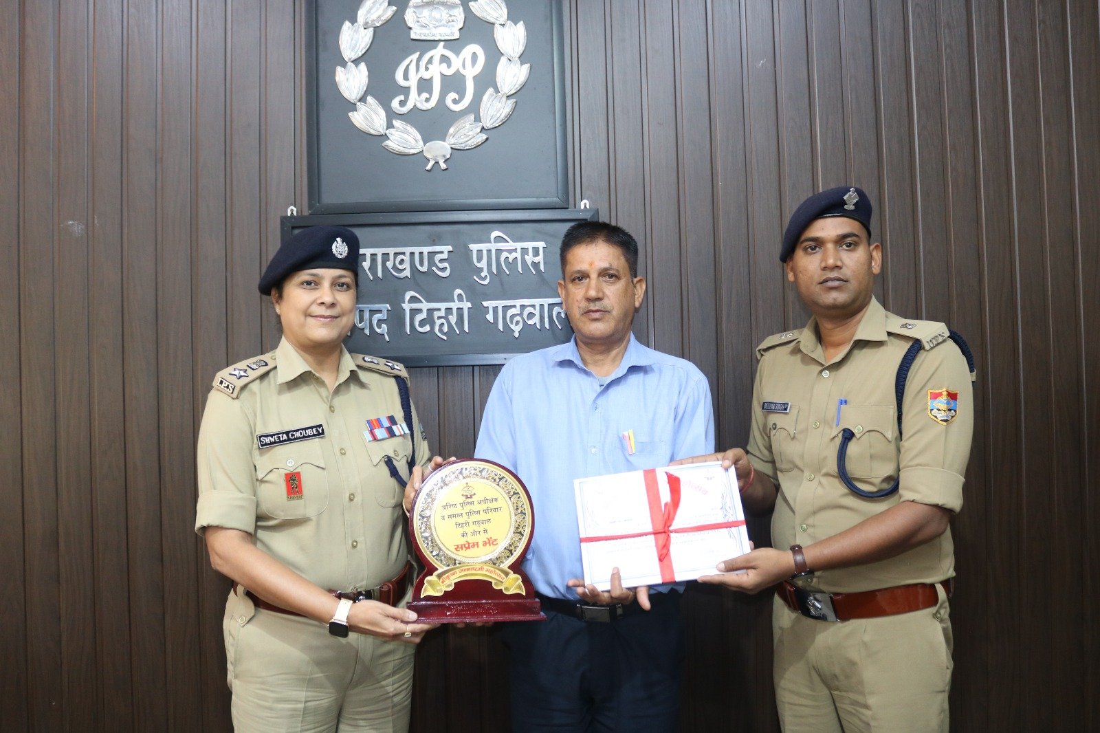 जन्माष्टमी पर शानदार प्रस्तुति देने वाले छात्रों व शिक्षको को कप्तान श्वेता ने किया सम्मानित