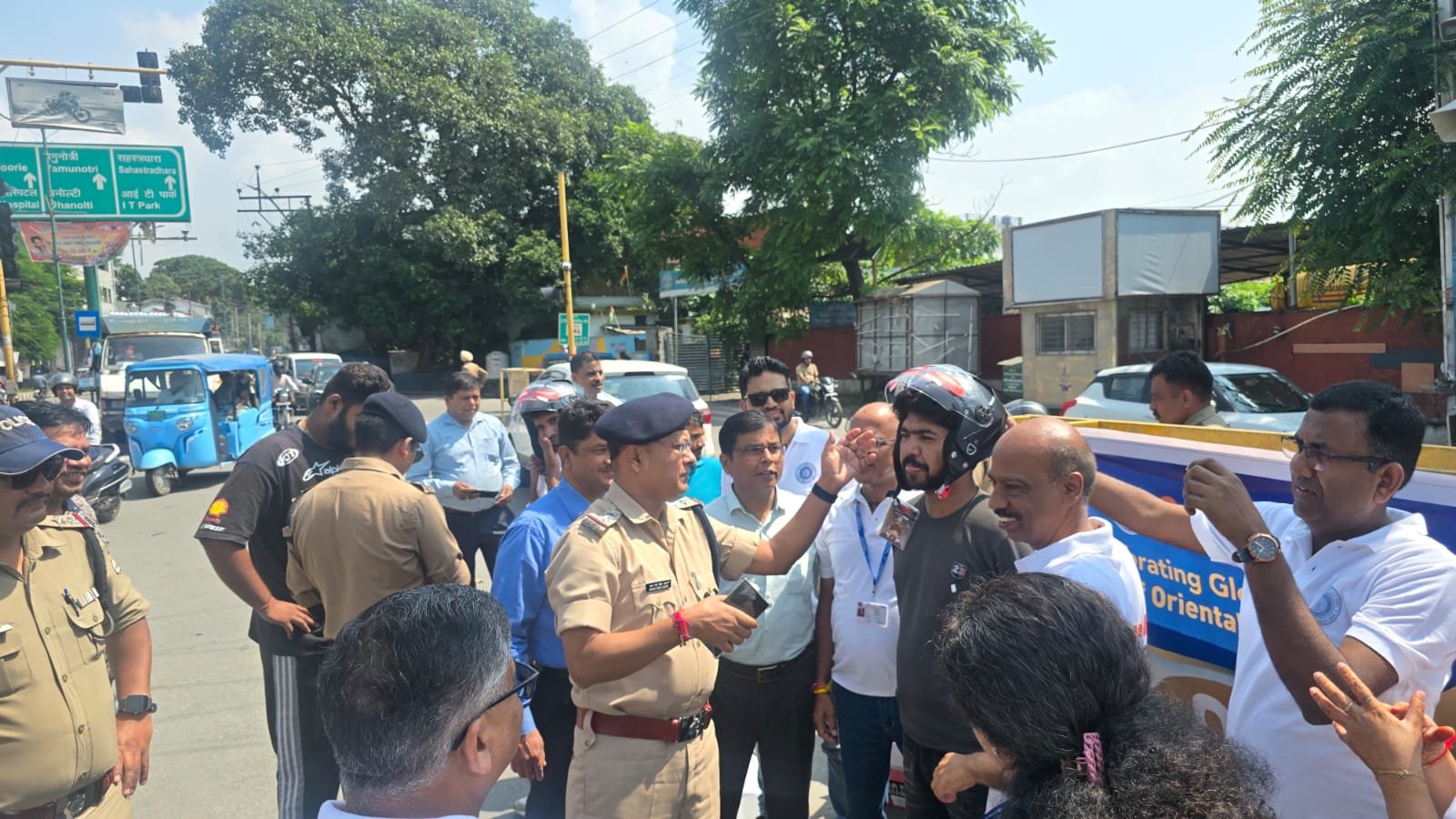 सड़क सुरक्षा के लिए दून पुलिस का बड़ा अभियान, 100 लोगों को बांटे निशुल्क हेलमेट
