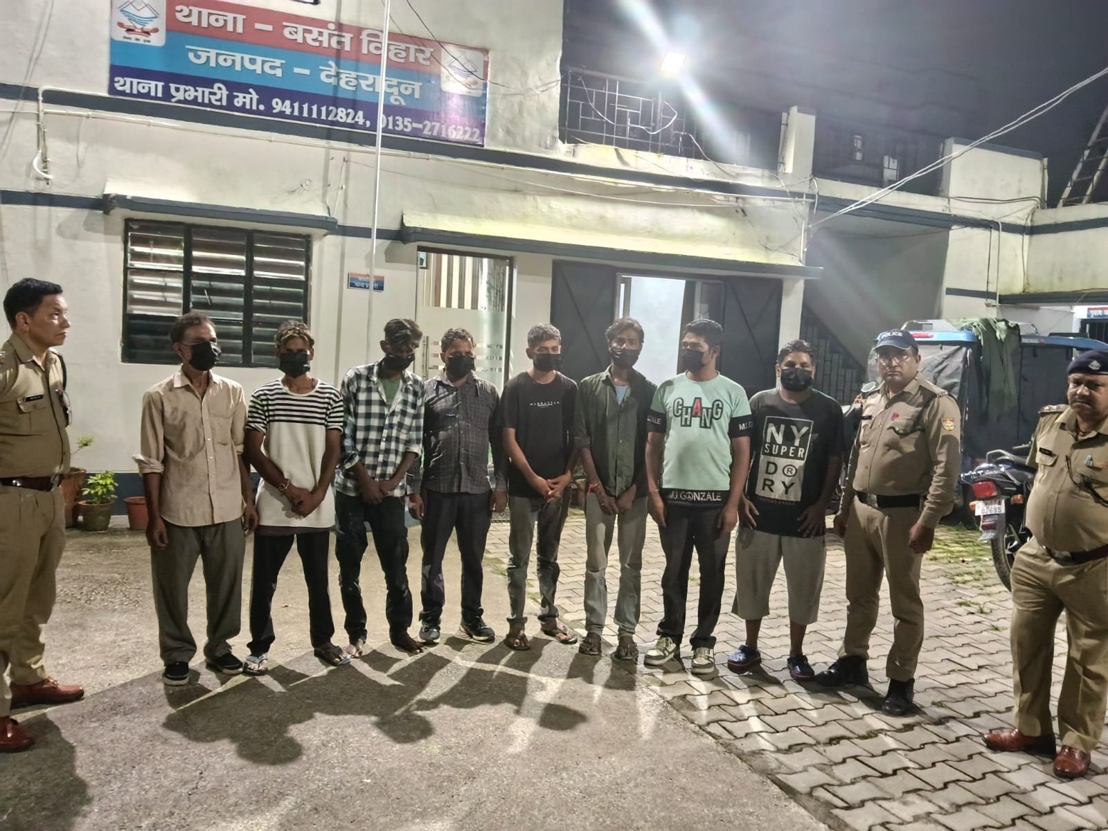 बल्लूपुर फ्लाईओवर के जाम छलकाते 8 गिरफ्तार