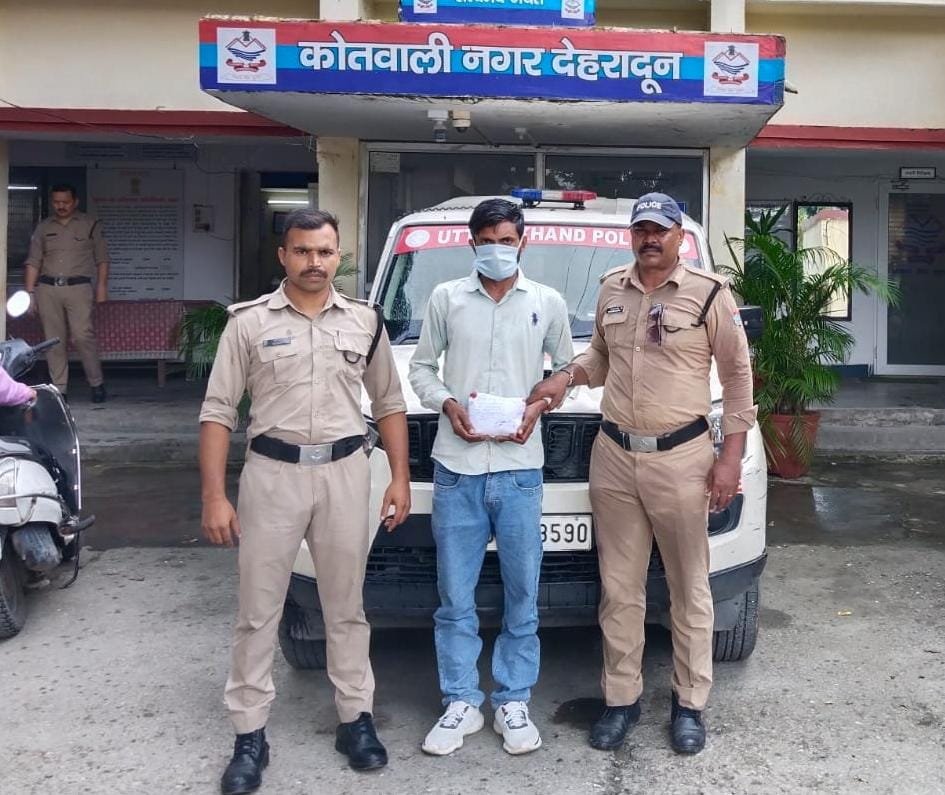 मादक पदार्थों की तस्करी में लिप्त 01 अभियुक्त को पुलिस ने किया गिरफ्तार