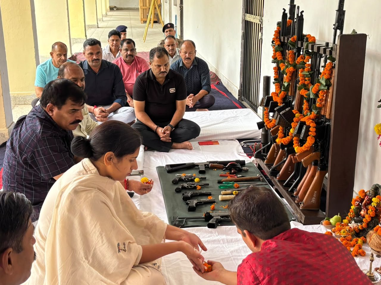विश्वकर्मा दिवस के अवसर पर क्वार्टर गार्द में एकत्रित हुआ पुलिस परिवार