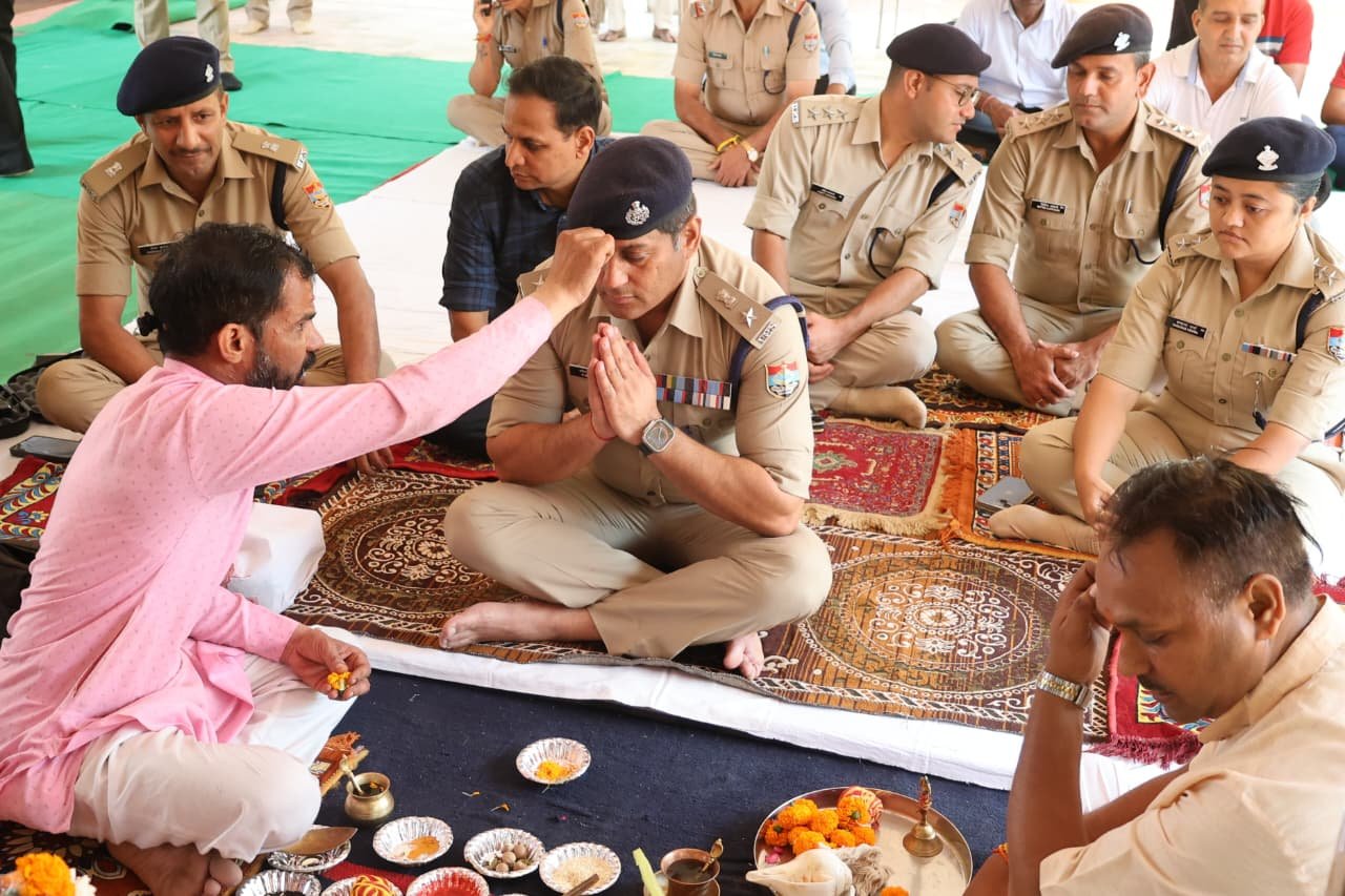 कप्तान प्रमेन्द्र ने टीम संग की भगवान विश्वकर्मा क़ी पूजा