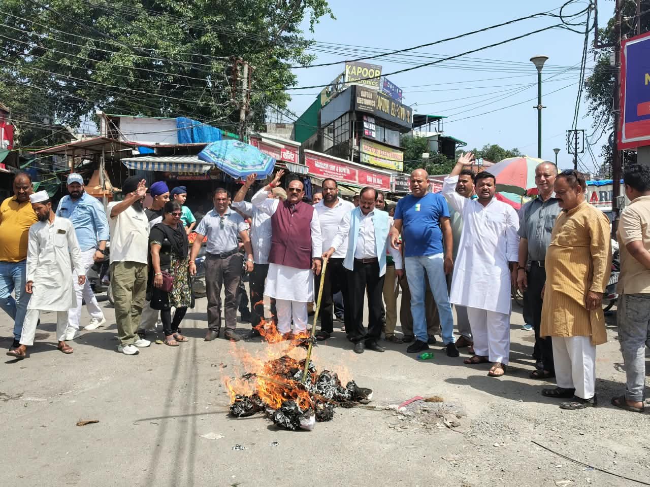 यूपीआई ट्रांसक्शन टैक्स के खिलाफ कांग्रेस ने किया प्रदर्शन, पुतला दहन