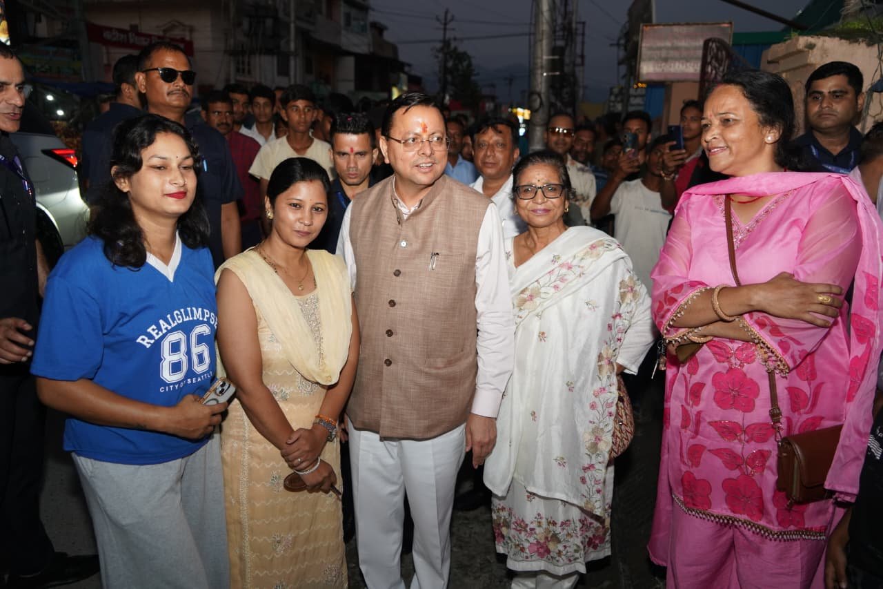 जल सृष्टि पार्क से लौटते वक्त सीएम धामी ने रुकवाया काफिला, बच्चों संग खिंचवाईं सेल्फी