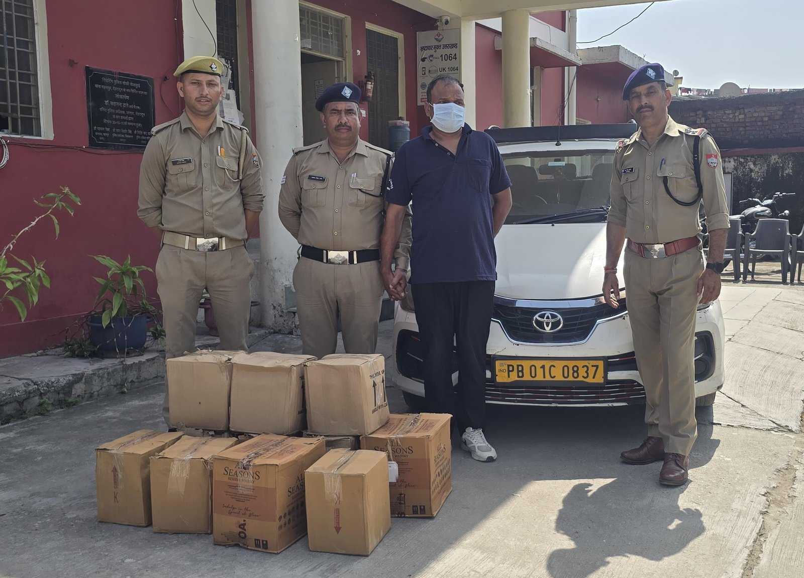 सेलाकुई में अवैध शराब की बड़ी खेप बरामद, 126 बोतलों के साथ तस्कर गिरफ्तार