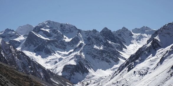 उत्तराखंड की ऊंची चोटियों पर बर्फबारी, व्यास घाटी से हेमकुंड साहिब तक बिछी बर्फ की चादर