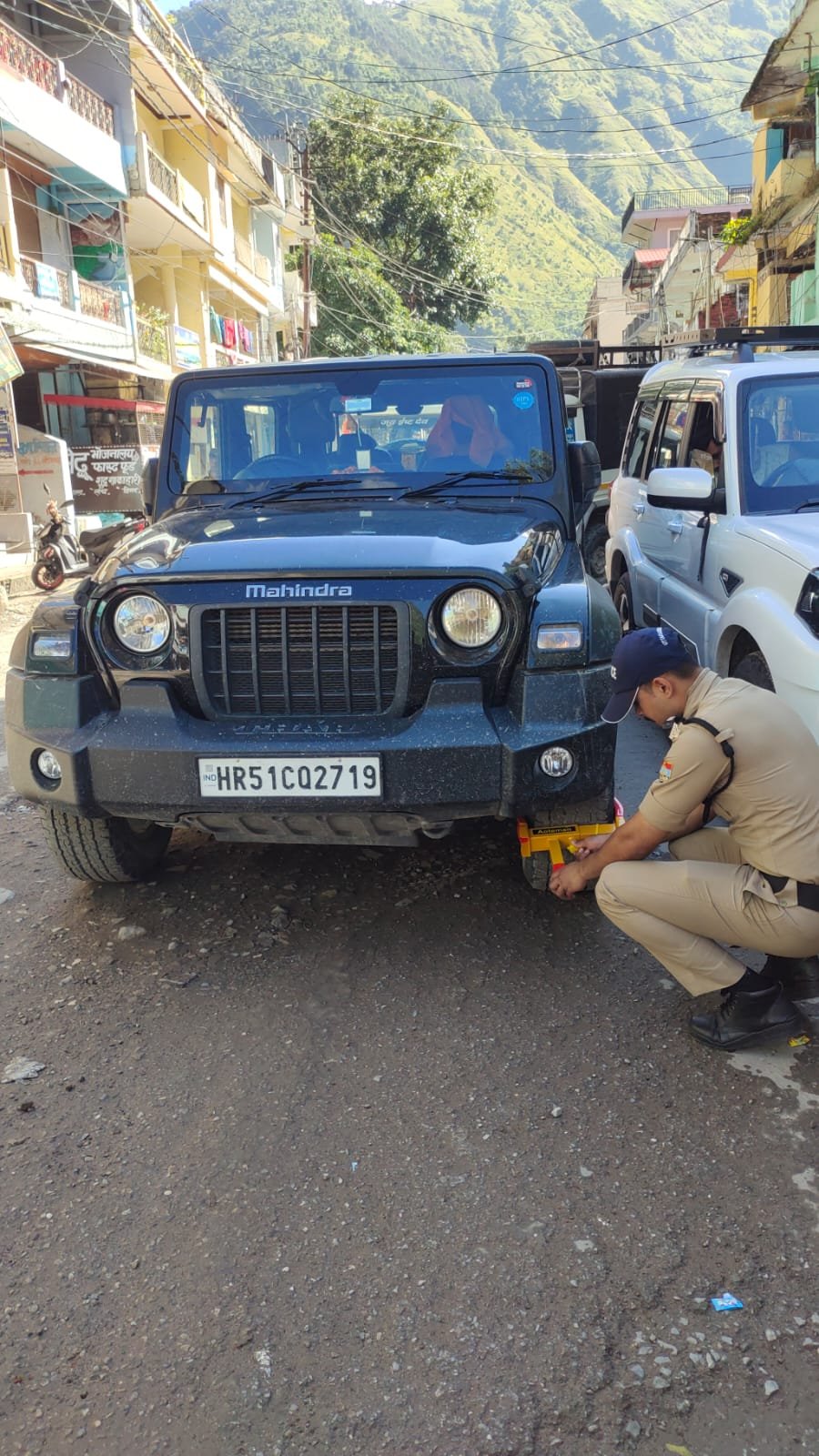 नो पार्किंग में खड़े वाहनों पर धारचुला पुलिस का शिकंजा, व्हील क्लैम्प लगाकर किए चालान*
