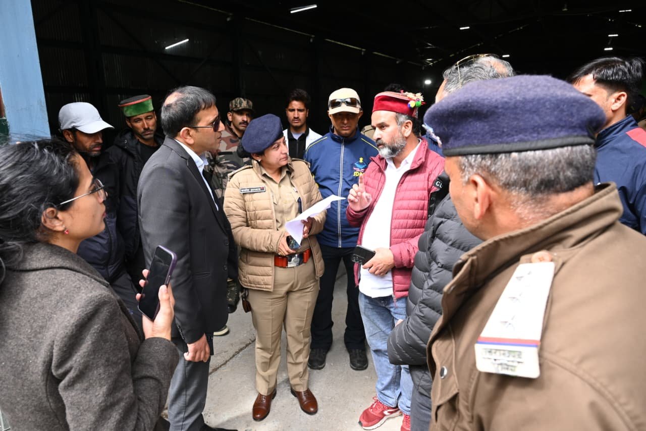 डीएम-एसपी ने हर्षिल हेलीपैड पहुंचकर लिया जायजा, सभी एजेंसियों को समन्वय के साथ बचाव कार्य के निर्देश*