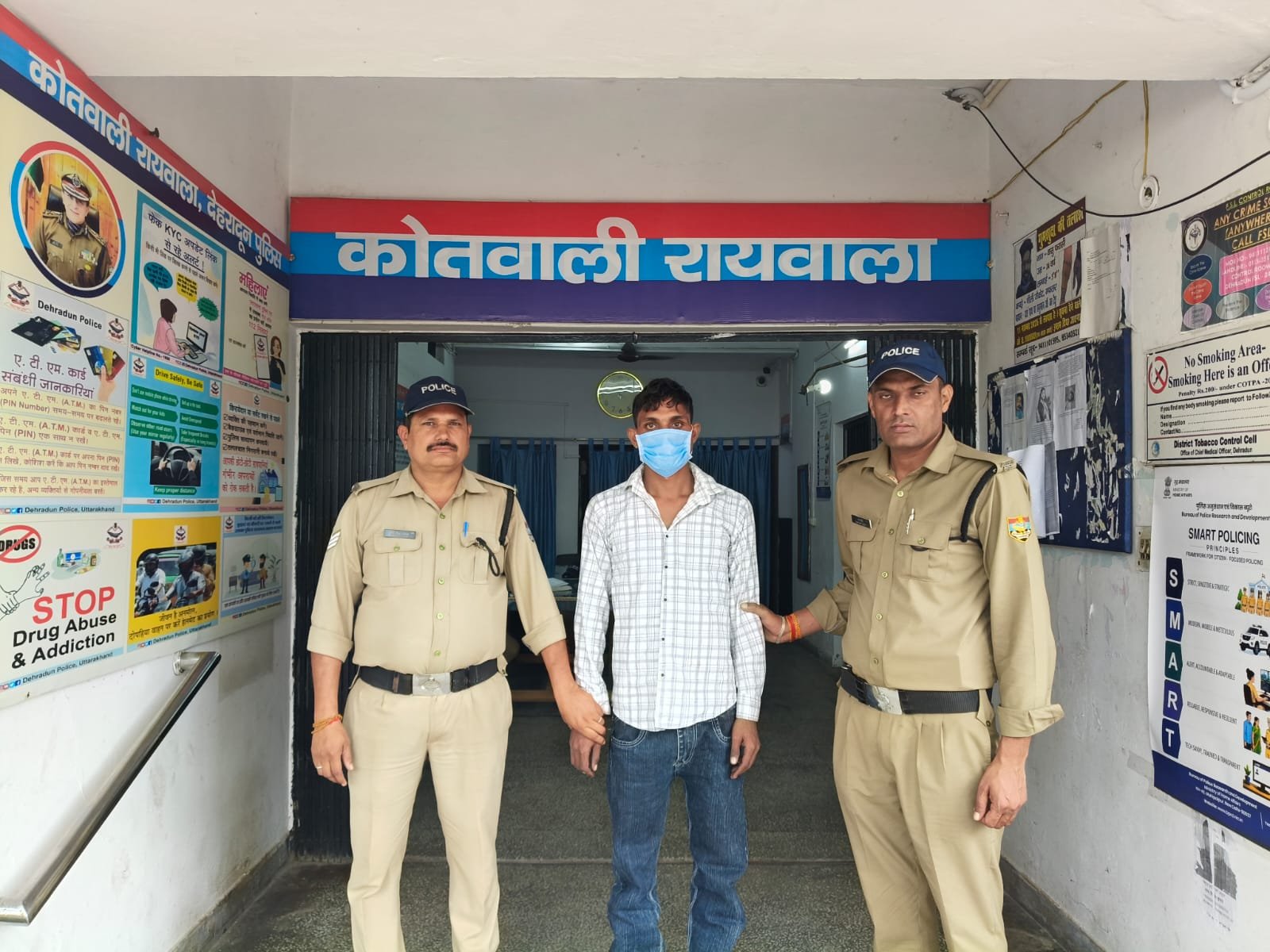 परचून की दुकान की आड़ में स्मैक बेचता युवक गिरफ्तार
