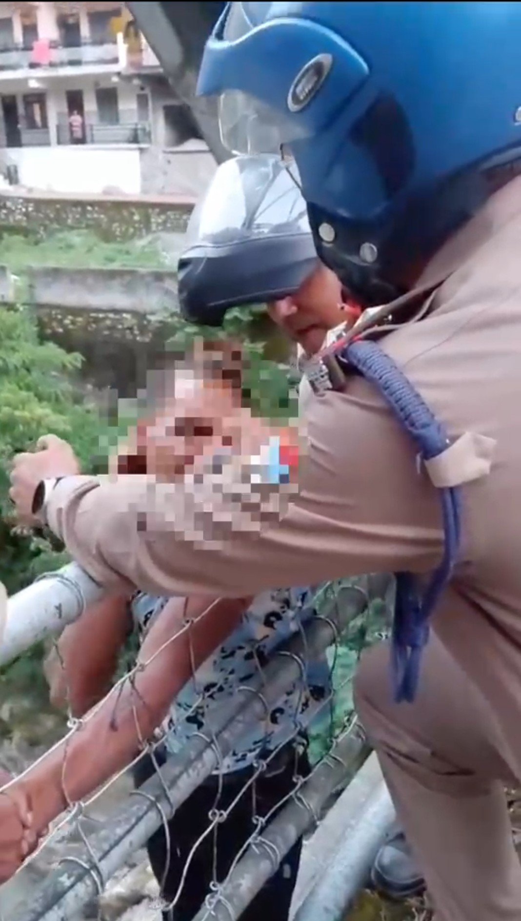 चमोली पुल पर जिंदगी और मौत के बीच था युवक, पुलिस ने समय रहते थामा हाथ
