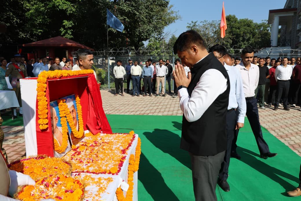 कप्तान ने महात्मा गांधी व शास्त्री को दी श्रद्धांजलि