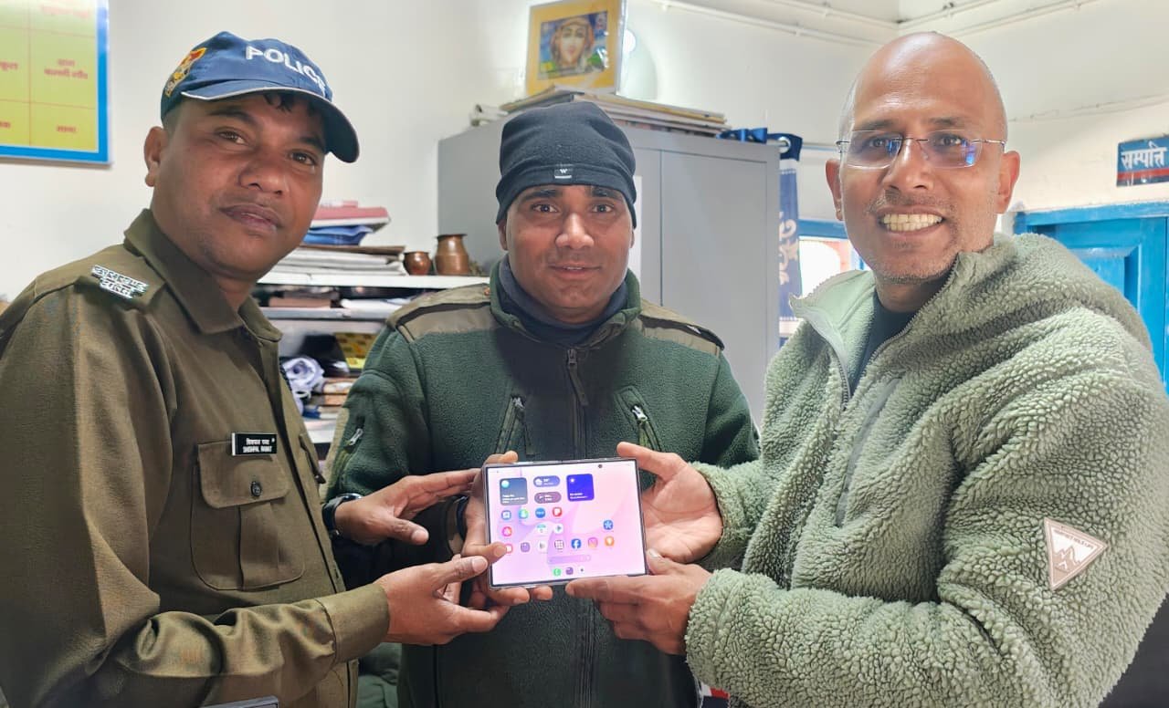बद्रीनाथ में पुलिस बनी श्रद्धालुओं की मददगार, खोए मोबाइल, नकदी व एटीएम कार्ड लौटाए