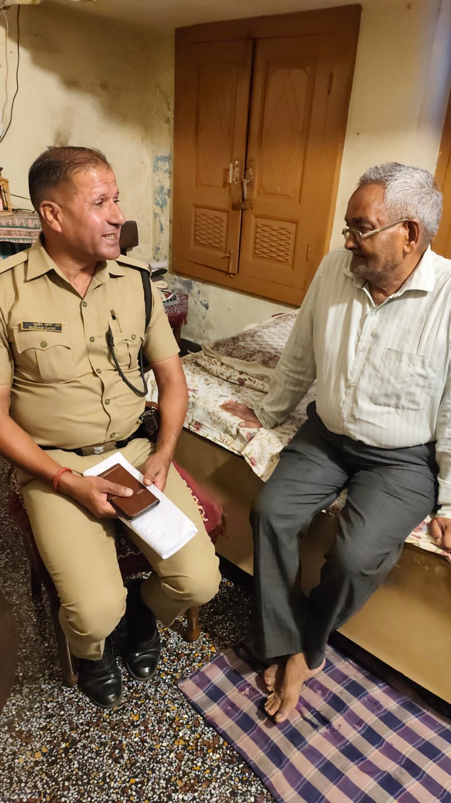 दून पुलिस ने बुजुर्गों के घर जाकर बांटा उनका दुख-दर्द, दिलाया हर कदम साथ खड़े रहने का भरोसा