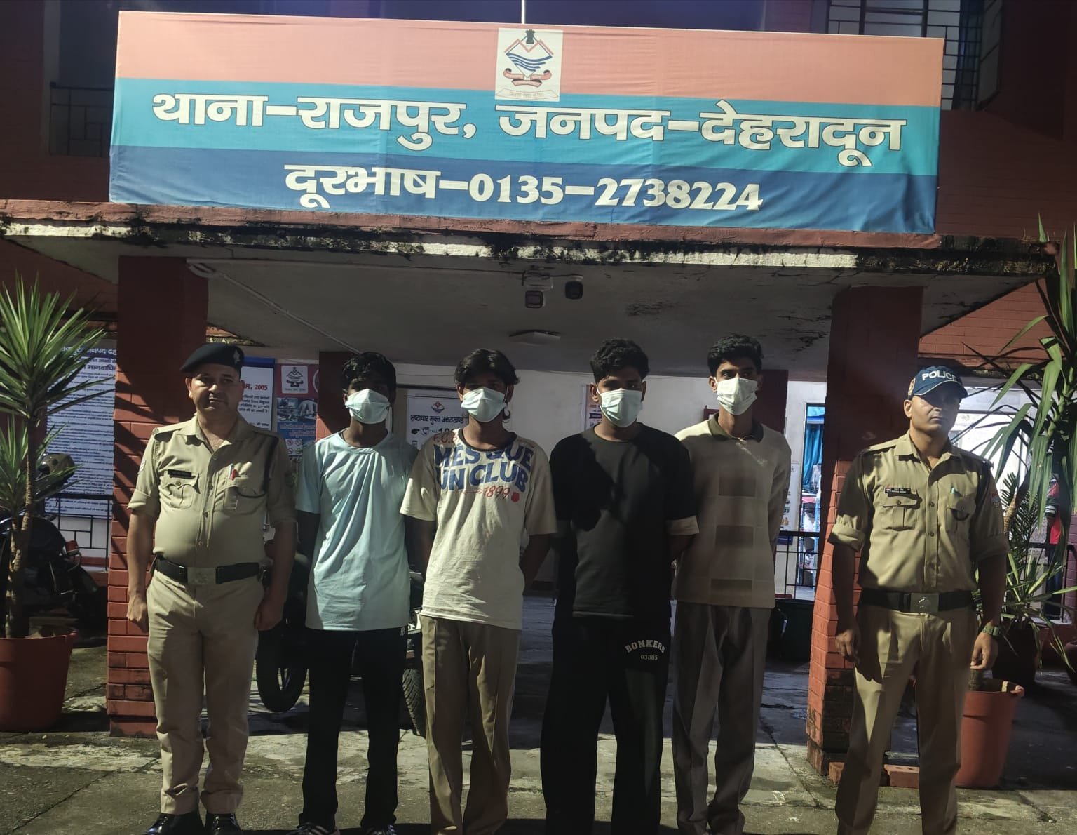 बारिश के पानी के छींटे पड़ने को लेकर भिड़े दो पक्ष, 4 गिरफ़्तार