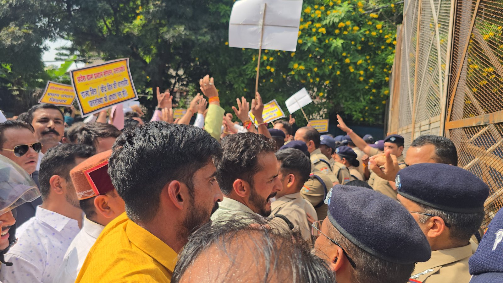 देहरादून में एक साथ कई आंदोलनों से गरमाया माहौल, सड़कों पर उतरे ग्राम प्रधान, कर्मचारी और कांग्रेस