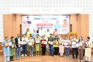 मेधावी विद्यार्थियों को सम्मानित कर सीएम धामी ने बढ़ाया हौसला