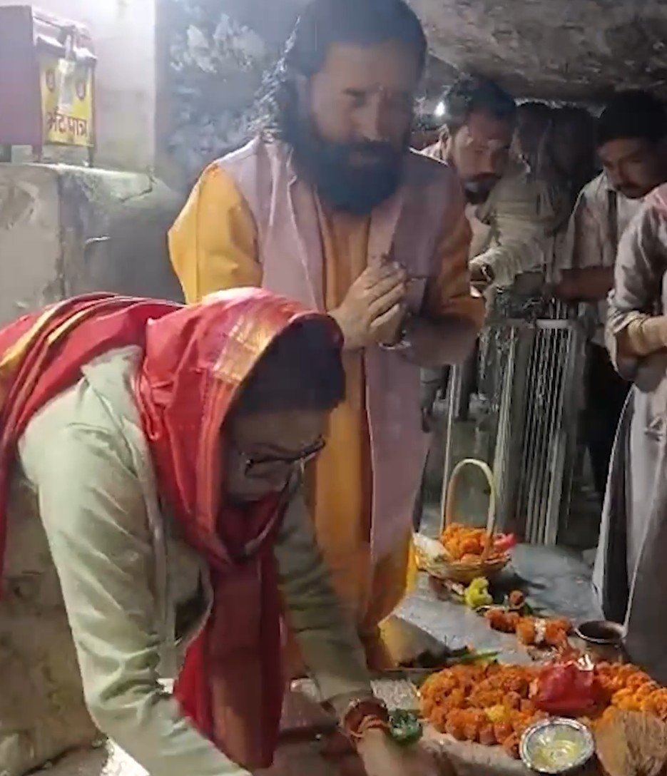 कैबिनेट मंत्री रेखा ने दुर्गाष्टमी पर की दुर्गा व शिव की आरती, सीएम व जनता का जताया आभार