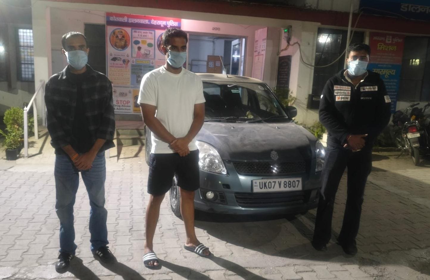राजपुर की सड़कों पर तमंचा लहराते 3 युवक का दून  पुलिस ने निकाला खुमार, गिरफ्तार