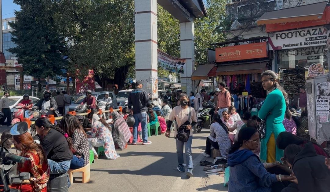 करवाचौथ के लिए महिलाओं में उत्साह, बाज़ारो में लगी भीड़