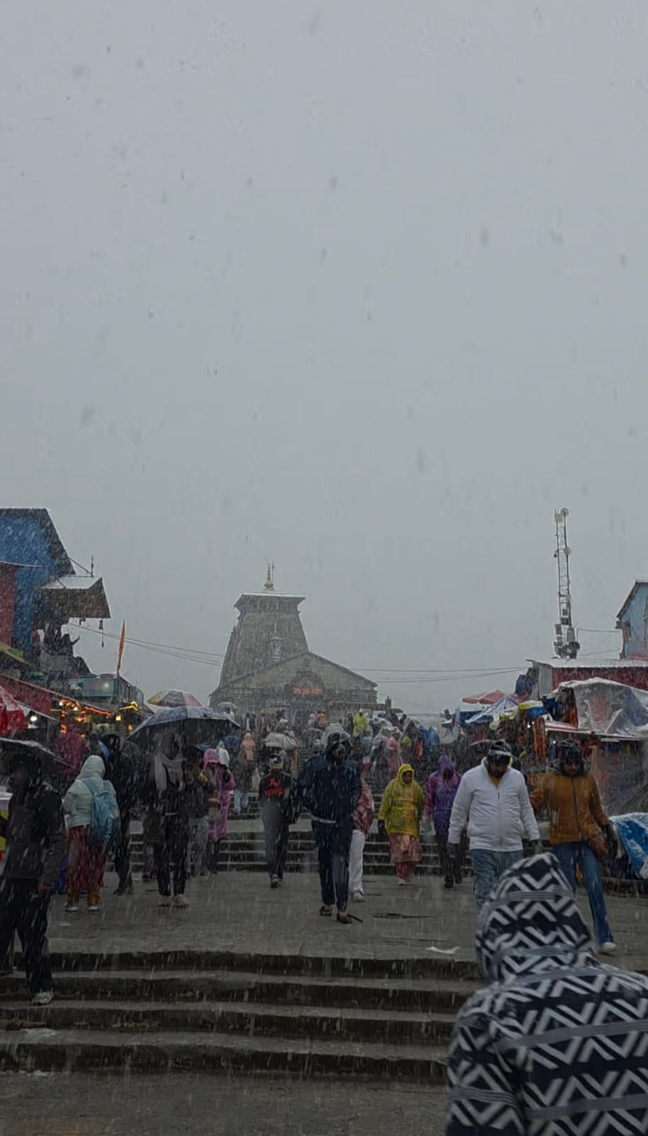 केदारनाथ धाम में भारी बर्फबारी, श्रद्धालुओं की सुरक्षा के लिए रुद्रप्रयाग पुलिस मुस्तैद