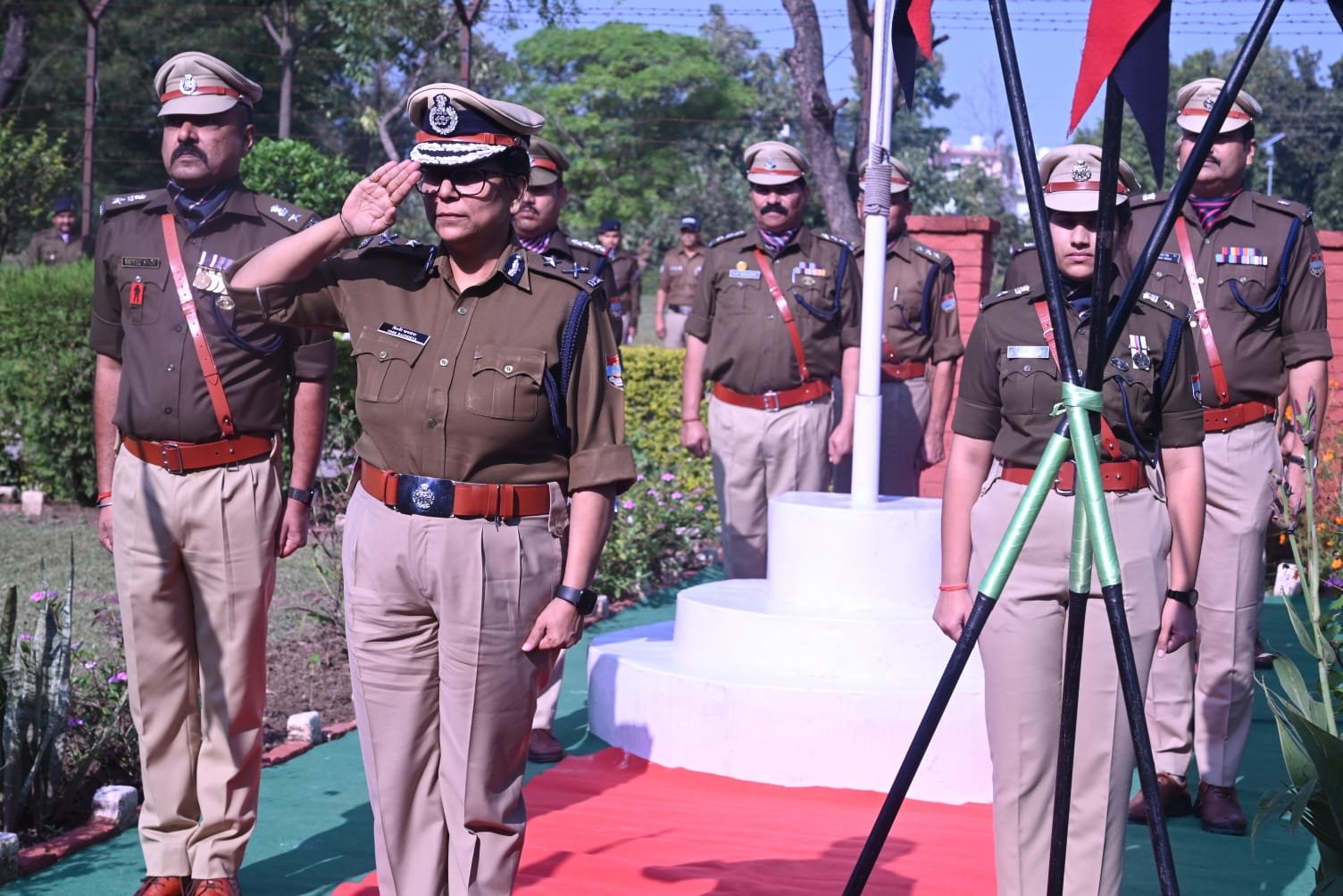 राष्ट्रीय एकता दिवस पर पुलिस लाइन रोशनाबाद में भव्य परेड का हुआ आयोजन,आईजी ने 16 पुलिसकर्मियों को किया सम्मानित